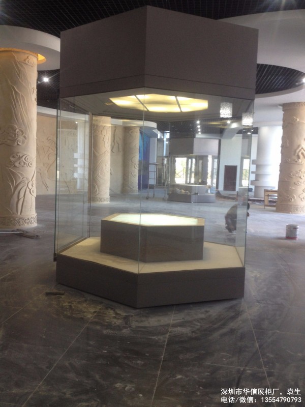 蘭州市六面玻璃異形博物館展柜現(xiàn)場(chǎng)安裝